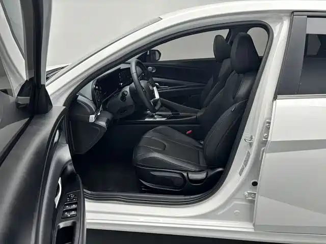Hyundai Elantra 2023 1.5L CVT GLX Elite Edition фото 12