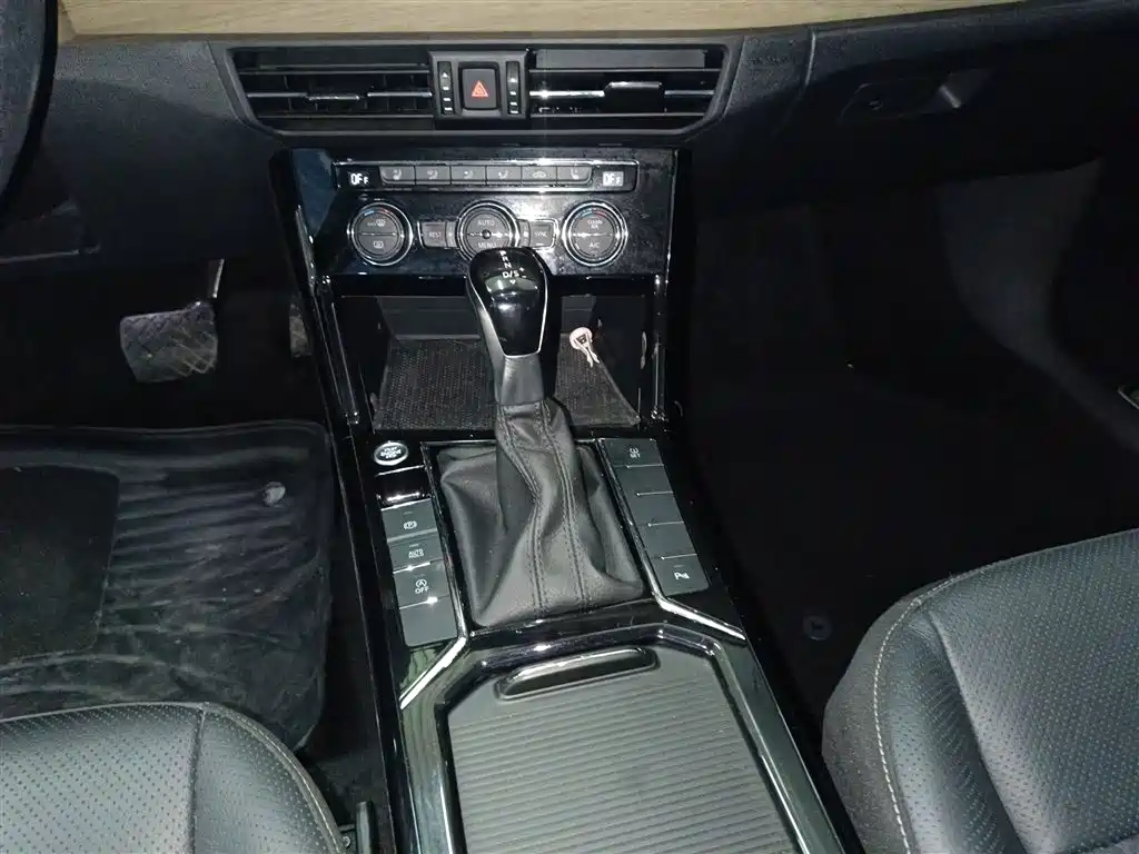 Volkswagen Passat 2019 330TSI Luxury Edition China VI фото 14