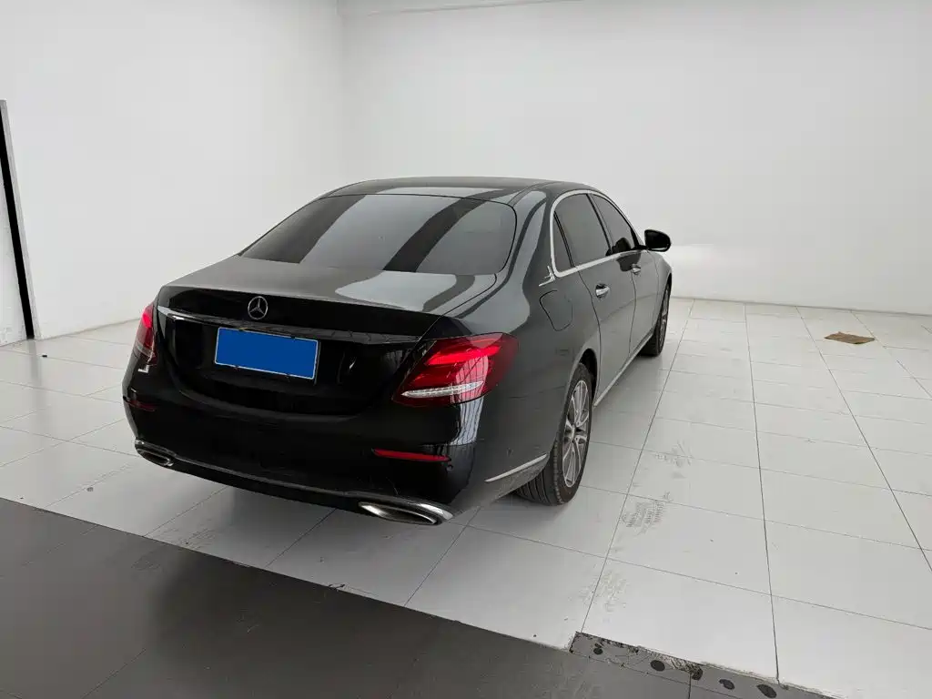 Photo 8 - Mercedes-Benz E-Class
