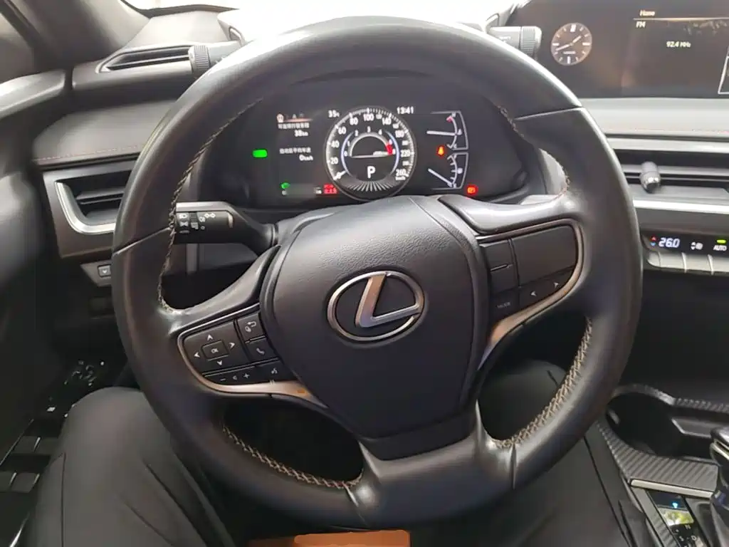 Фото 11 - Lexus UX