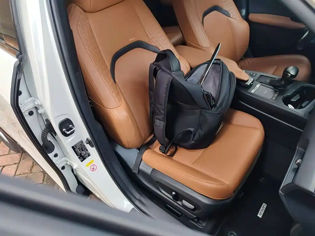 Фото 25 - Lexus UX