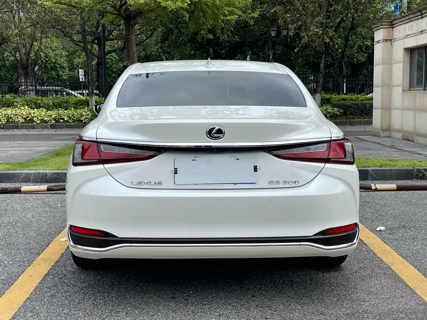 Lexus ES 2023 200 Excellence Edition фото 5
