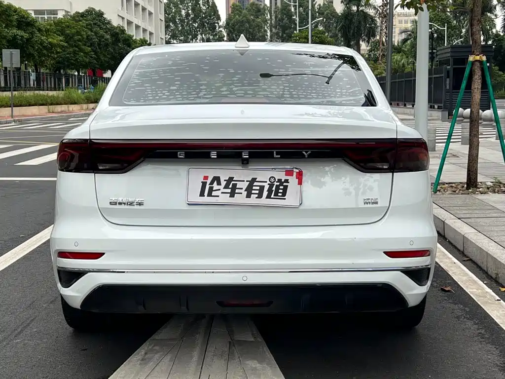 Фото 25 - Geely Emgrand