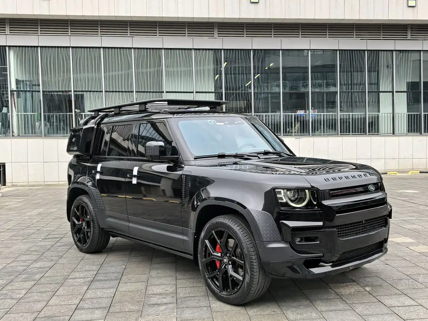 Land Rover Defender 2023 Model 110 3.0T P400 Dark Special Edition фото 3