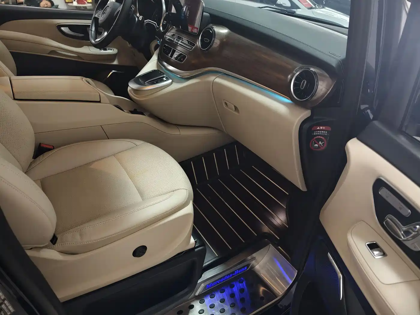 Mercedes-Benz V-Class 2021 V 260 L Long Wheelbase Premium Edition фото 11
