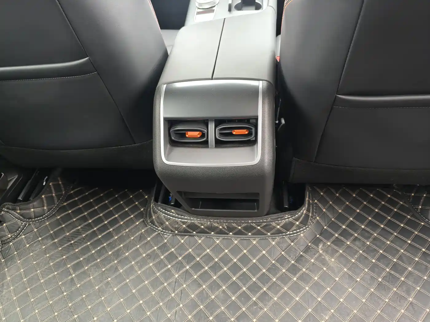 BAIC ORV Beijing Off-Road BJ30 2026 Traveller 1.5T DCT 2WD 7-Seater Edition фото 7