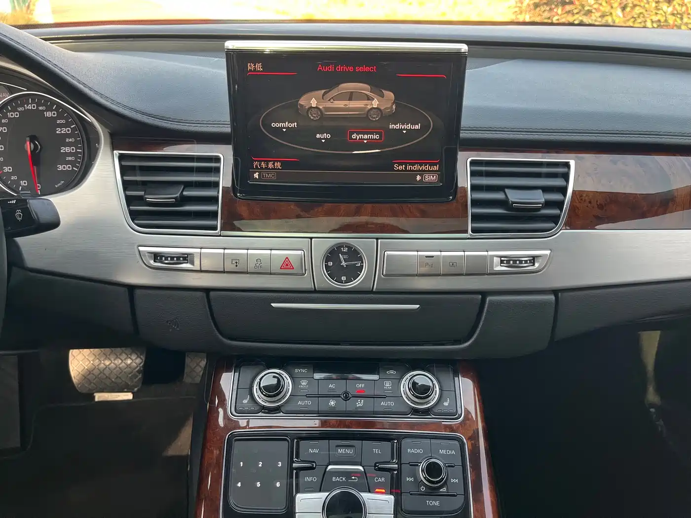Audi A8 2011 A8L 3.0 TFSI quattro Comfort (213kW) фото 9