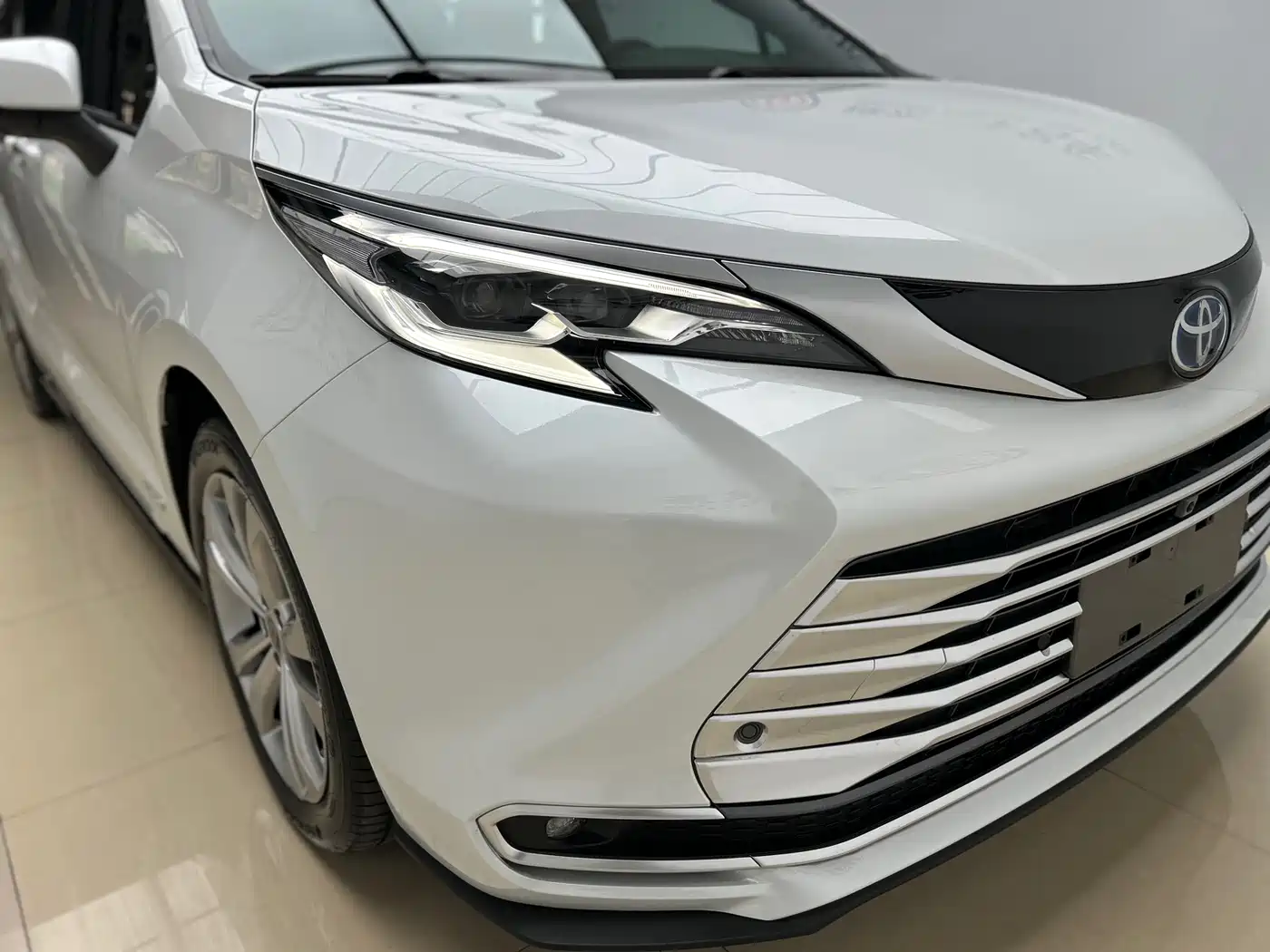 Toyota Sienna 2024 2.5L Hybrid Platinum Edition фото 25