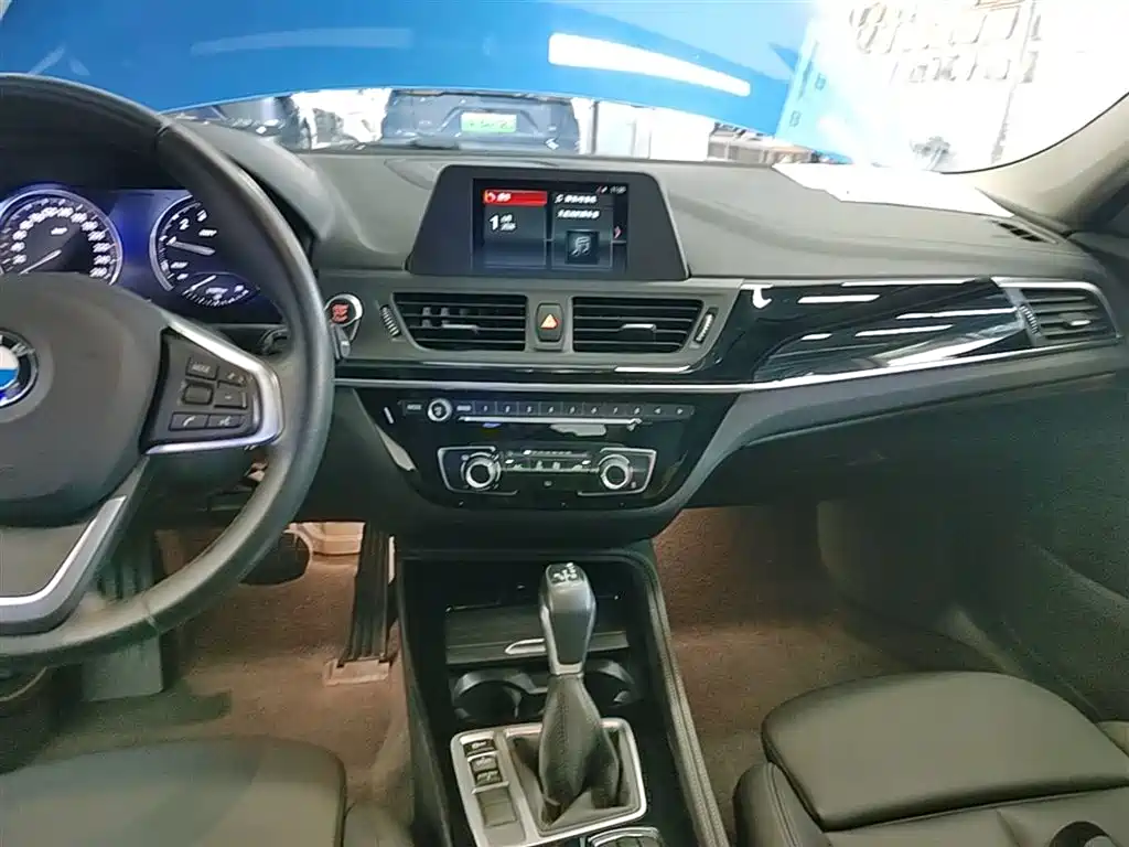BMW 1 Series 2018 118i Sport Edition фото 13