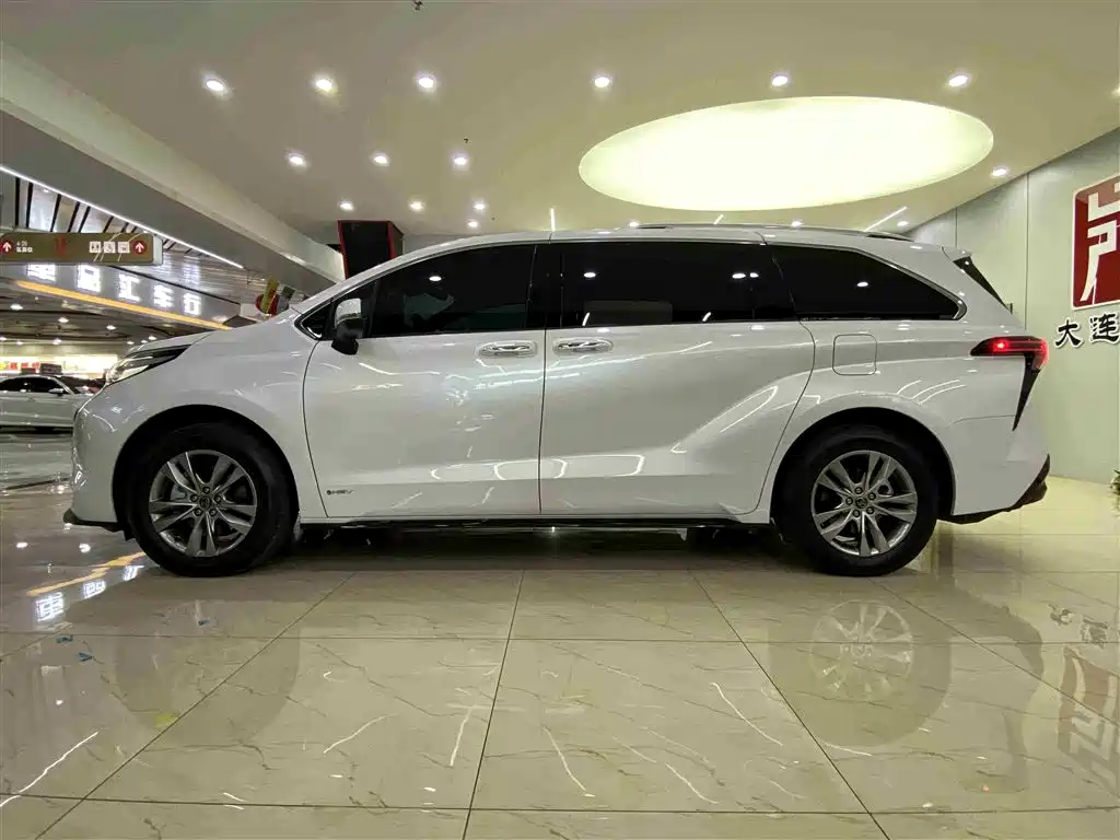 Toyota Sienna 2024 2.5L Hybrid 4WD Premium Edition фото 6