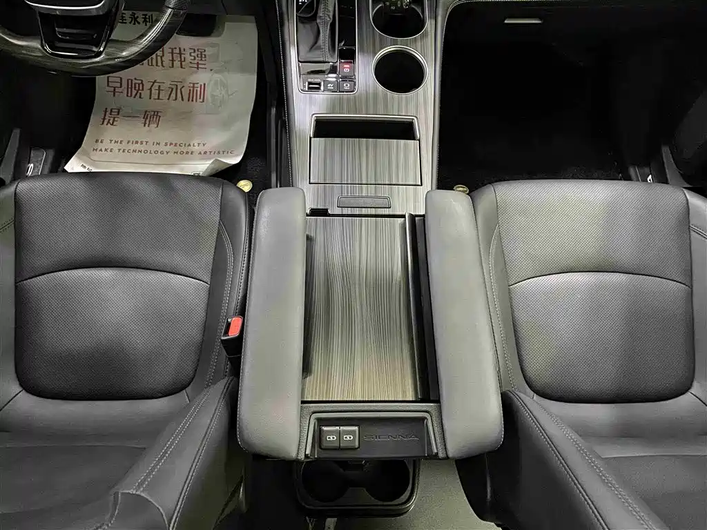 Toyota Sienna 2024 2.5L Hybrid 4WD Premium Edition фото 11