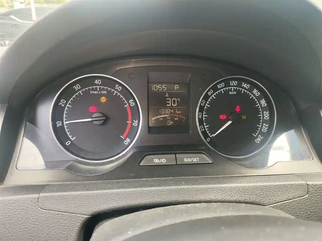 Škoda Skoda Rapid Spaceback 2016 1.6L Automatic Advance Edition фото 12