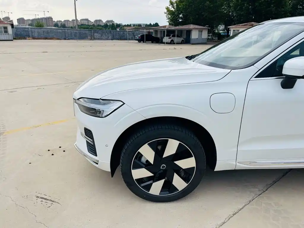 Photo 10 - Volvo XC60 Plug-in Hybrid