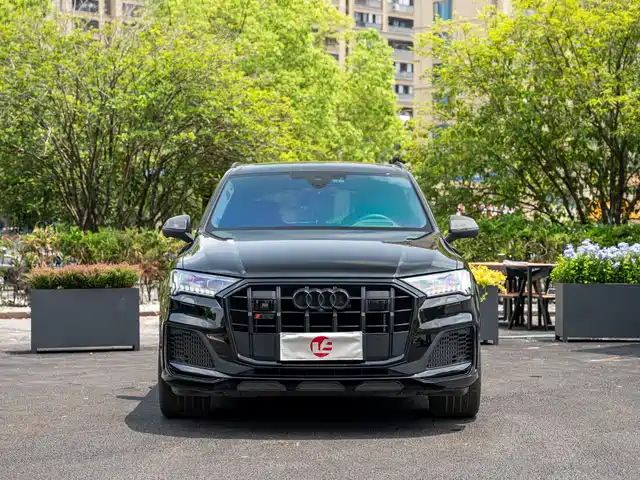Audi SQ7 2024 4.0 TFSI Dark Knight Edition — фото 2