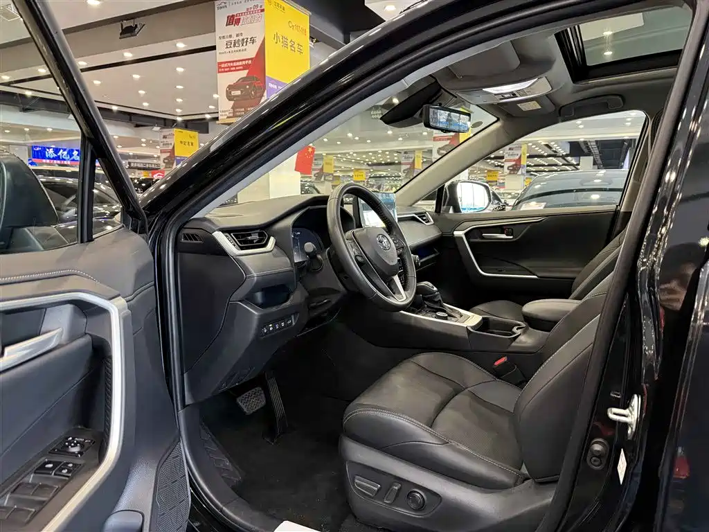Toyota Wildlander 2023 Hybrid 2.5L E-CVT AWD Premium Edition фото 4