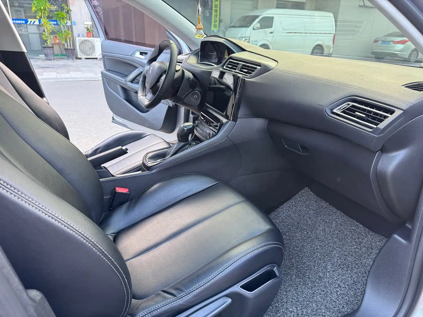 Фото 12 - Peugeot 308