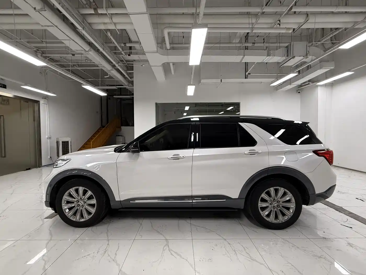 Photo 3 - Ford Explorer