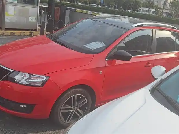 Škoda Skoda Rapid Spaceback 2016 Facelift 1.6L Manual Innovation Edition фото 3