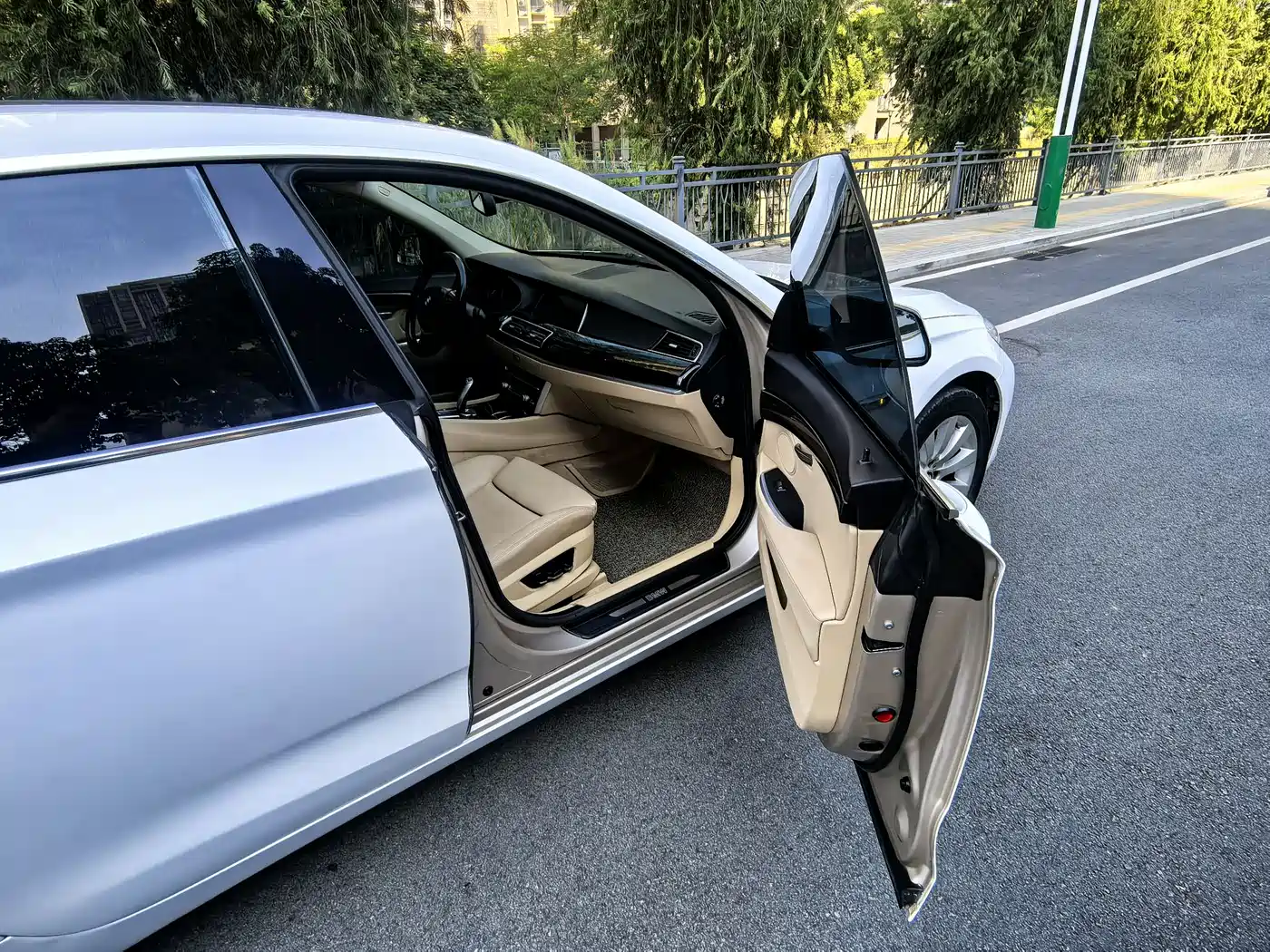 BMW 5 Series GT 2013 535i xDrive Luxury фото 11
