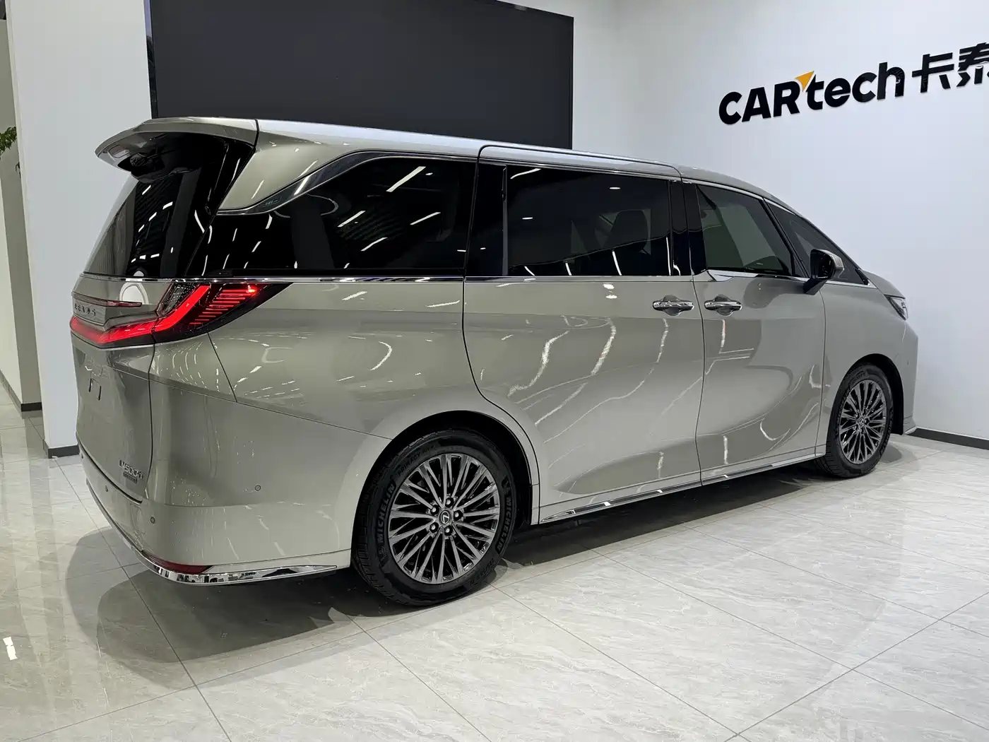 Lexus LM 2023 500h 6-Seater Prestige Edition фото 6