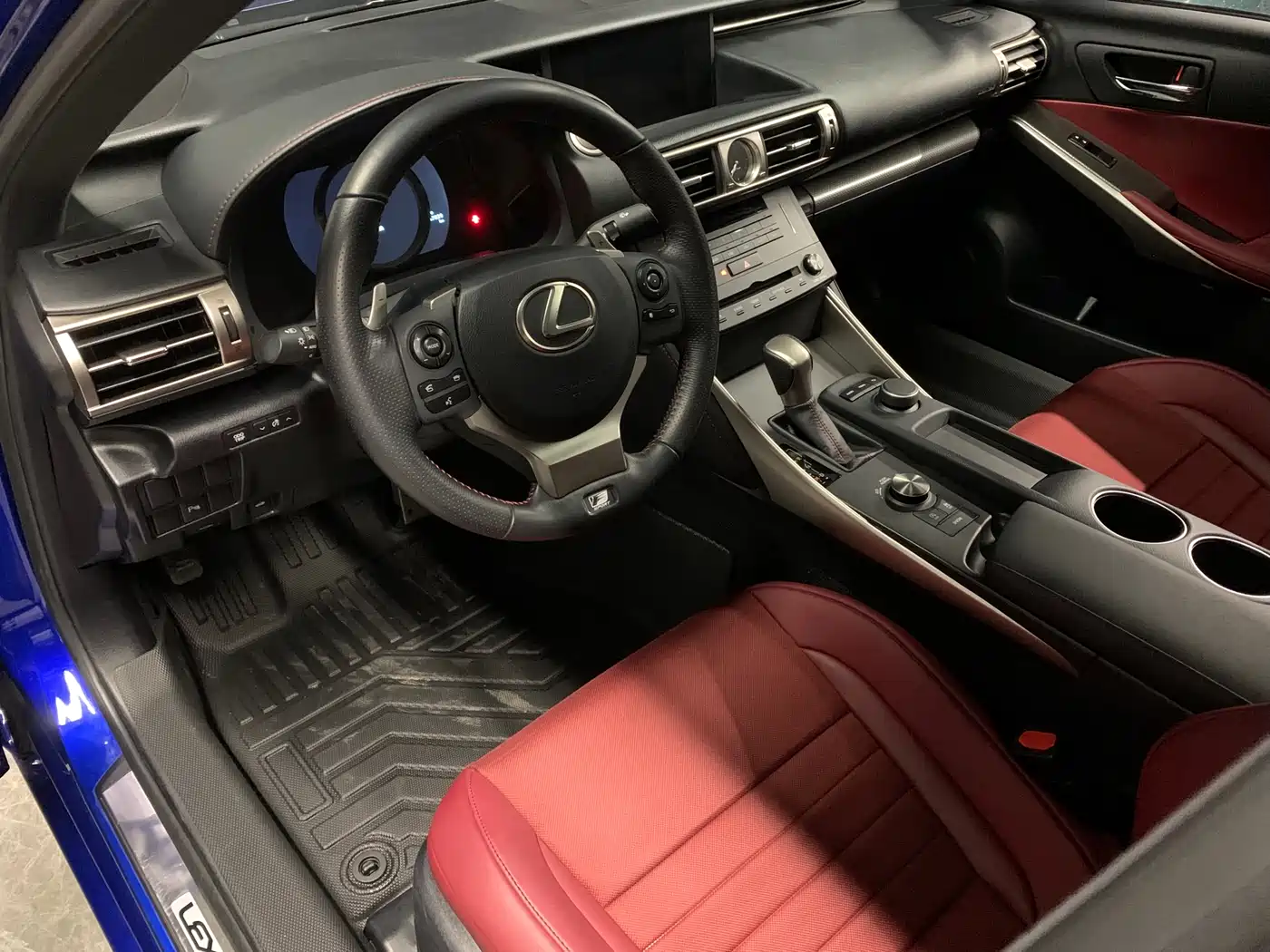 Lexus IS 2015 200t F SPORT фото 5