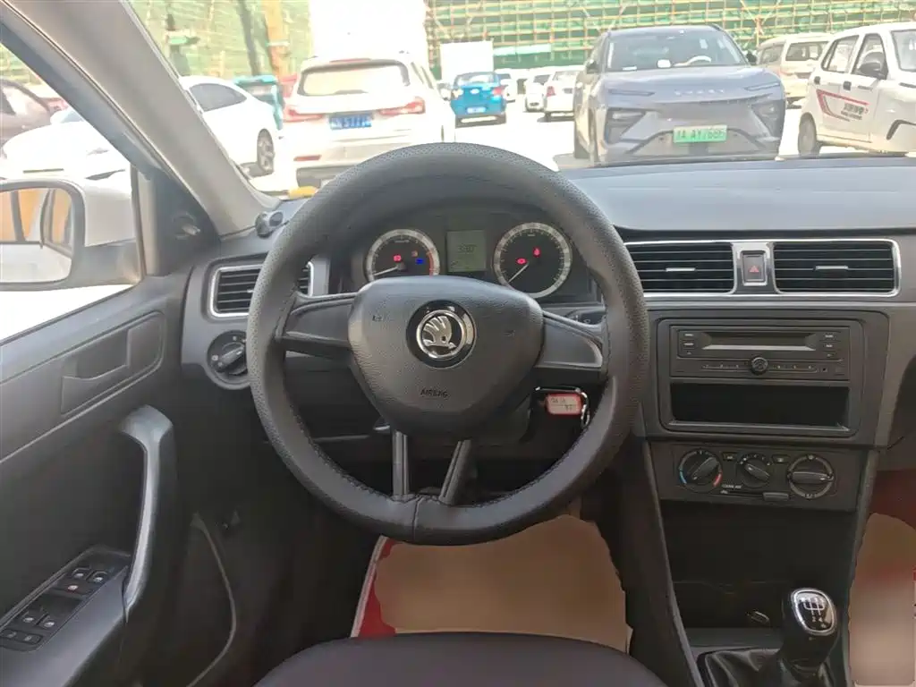 Škoda Rapid 2018 1.4L Manual Standard Edition фото 11