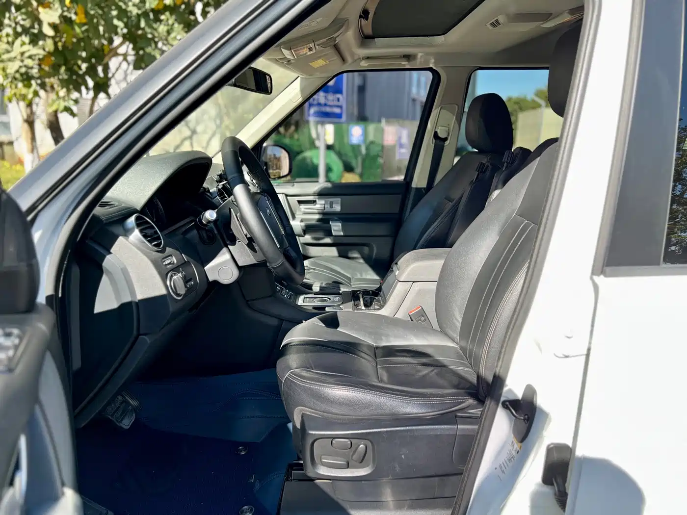 Land Rover Discovery 2015 3.0 SC V6 SE фото 12
