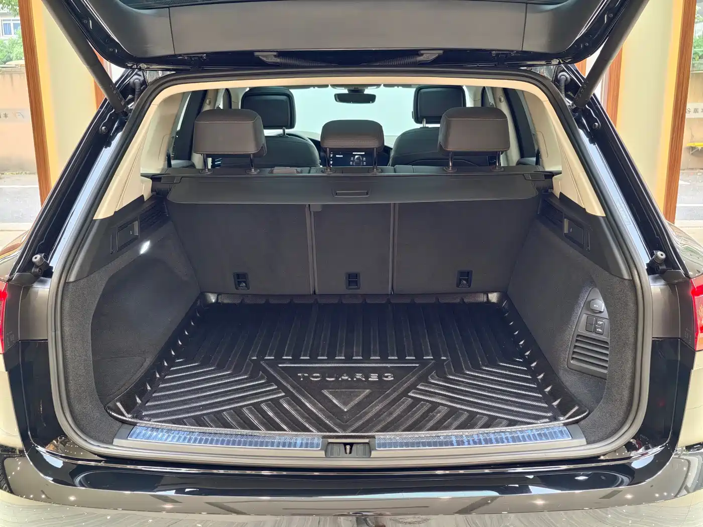 Volkswagen Touareg 2023 3.0TSI R-Line Black Sports Package фото 15