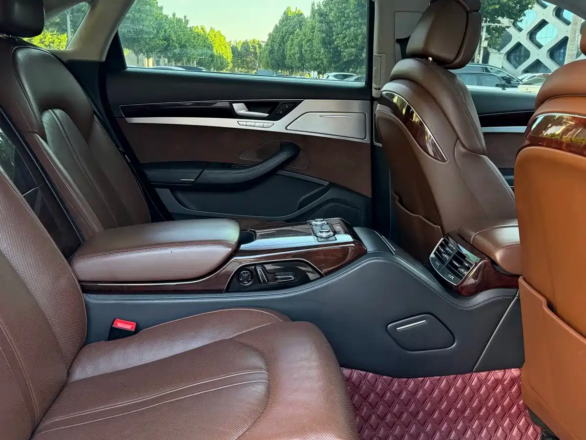 Photo 11 - Audi A8