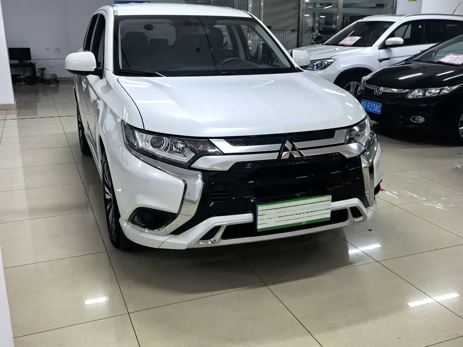 صورة 3 - Mitsubishi Outlander