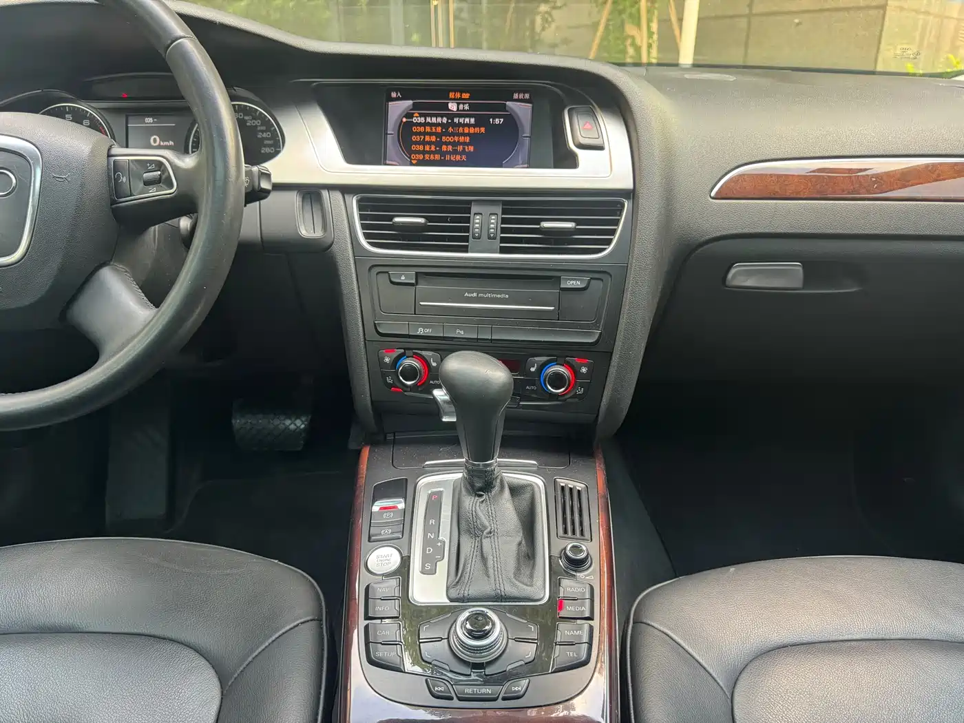 Audi A4L 2012 2.0 TFSI Automatic Technology фото 23