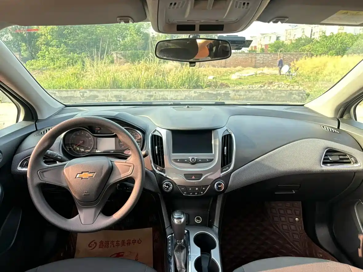 Chevrolet Cruze 2018 Hatchback 320 Automatic Pioneer Sunroof Edition фото 6