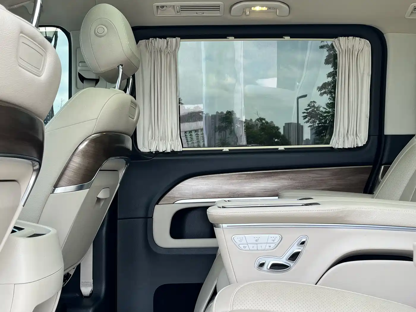 Mercedes-Benz V-Class 2021 V 260 L Long Wheelbase Premium Edition фото 9