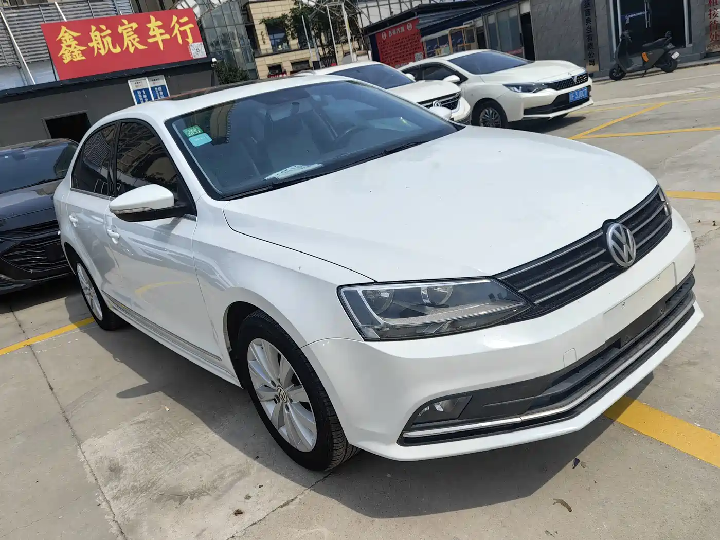 Volkswagen Sagitar 2015 1.6L Automatic Comfort фото 3