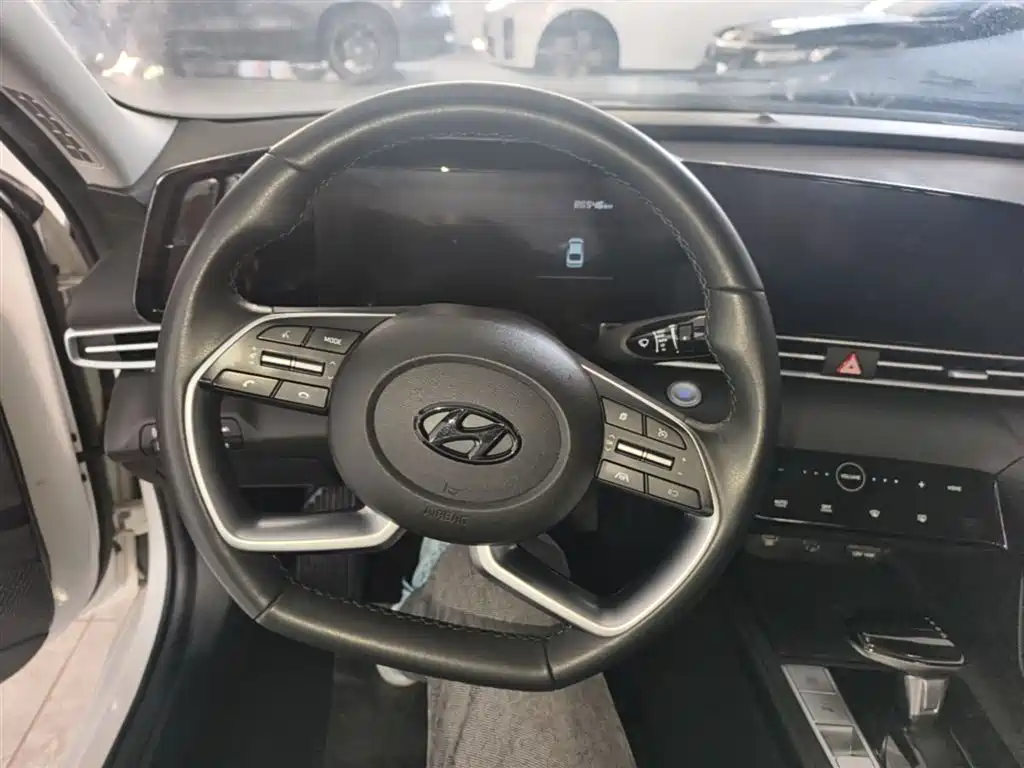 Hyundai Elantra 2022 1.5L CVT LUX Premium Edition фото 11