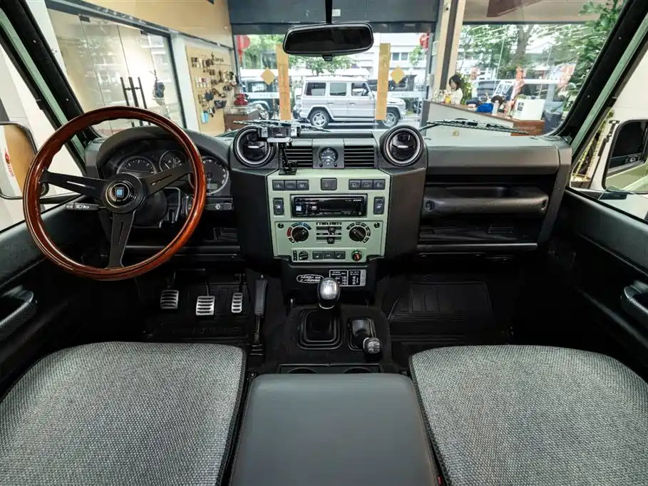Land Rover Defender фото 8
