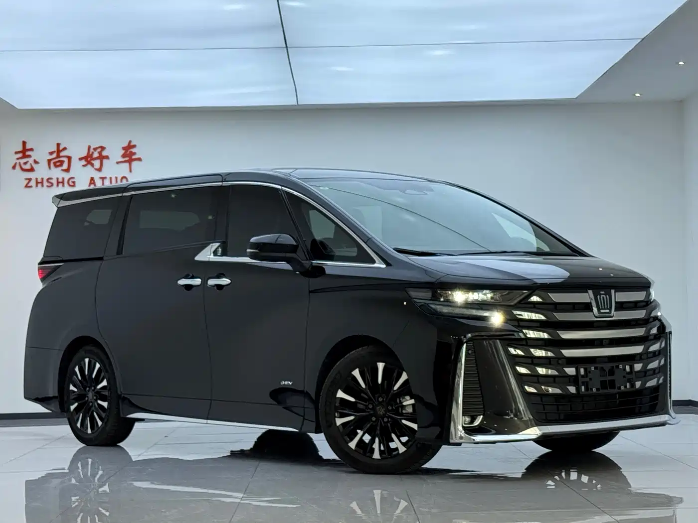 Toyota Vellfire 2024 Crown Hybrid 2.5L Premium Edition фото 2