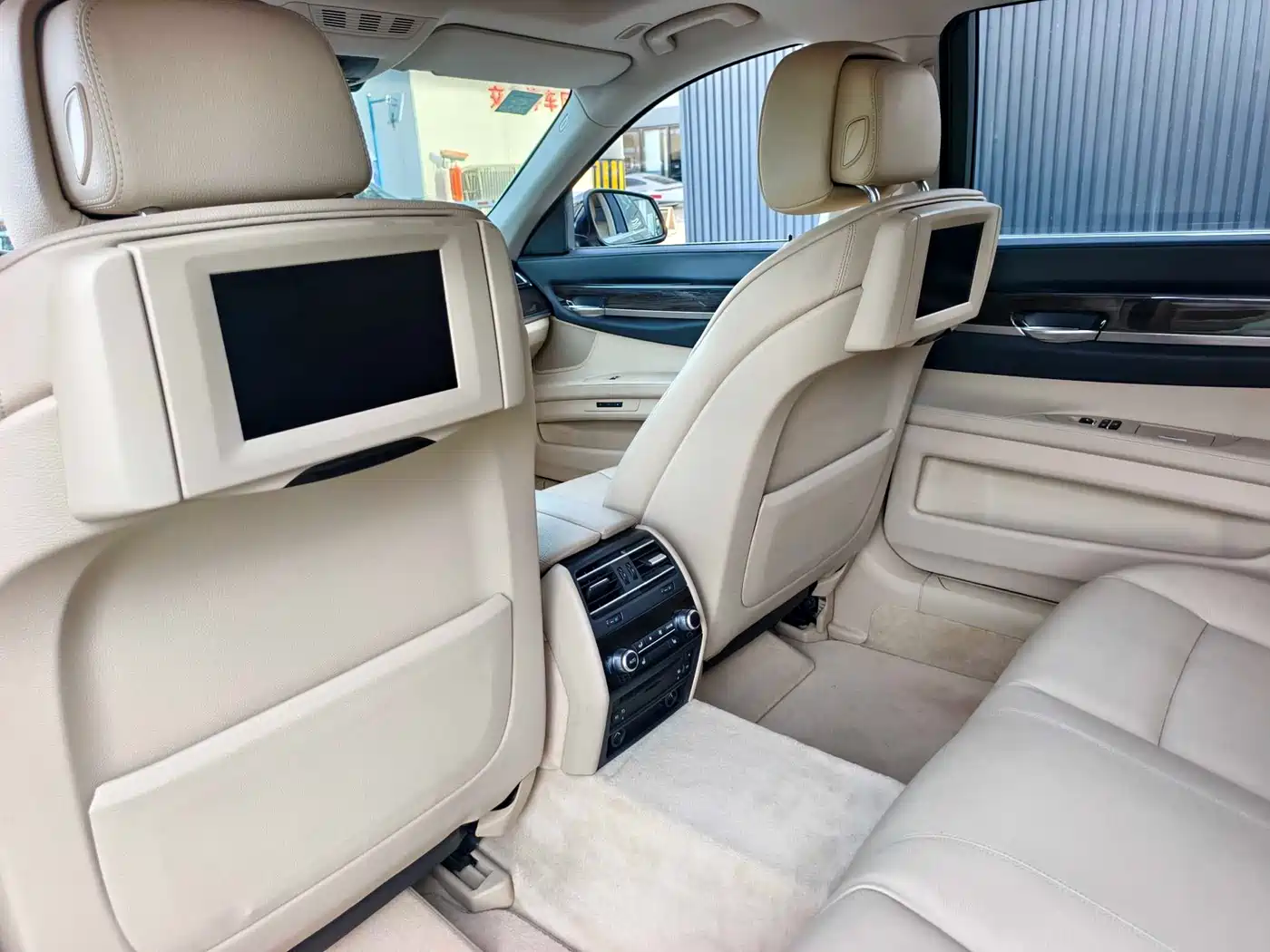 BMW 7 Series 2009 Model 740Li Leading Edition фото 10