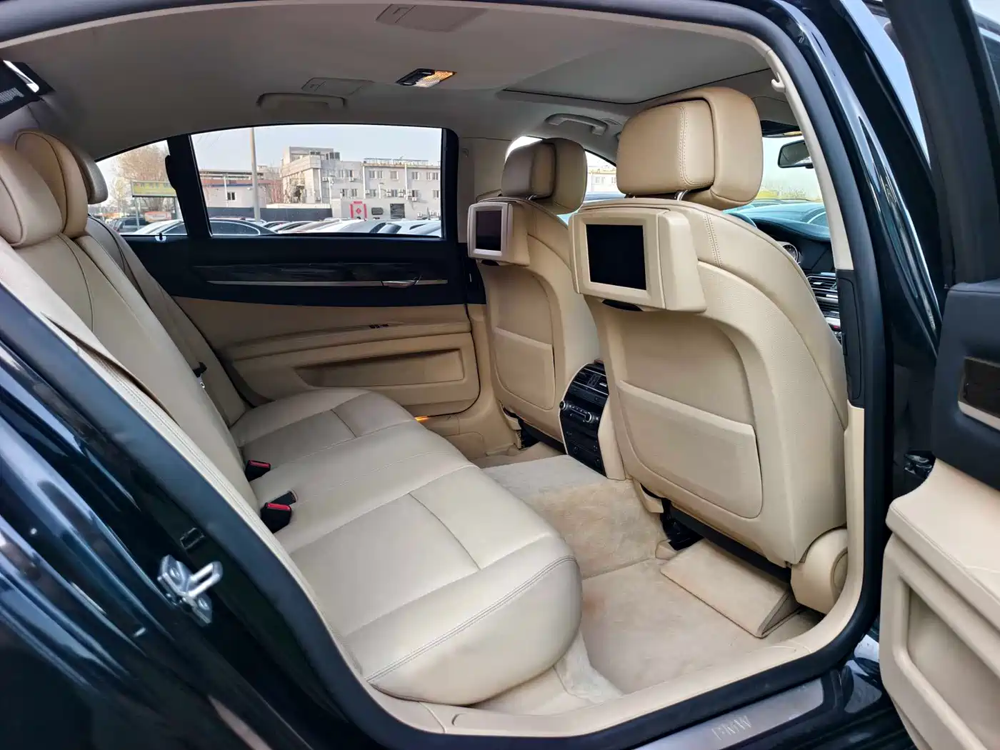 BMW 7 Series 2009 Model 740Li Leading Edition фото 14