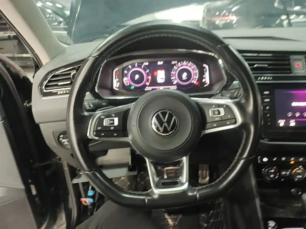 Volkswagen Tiguan L 2021 330TSI Automatic 2WD R-Line Premium фото 11