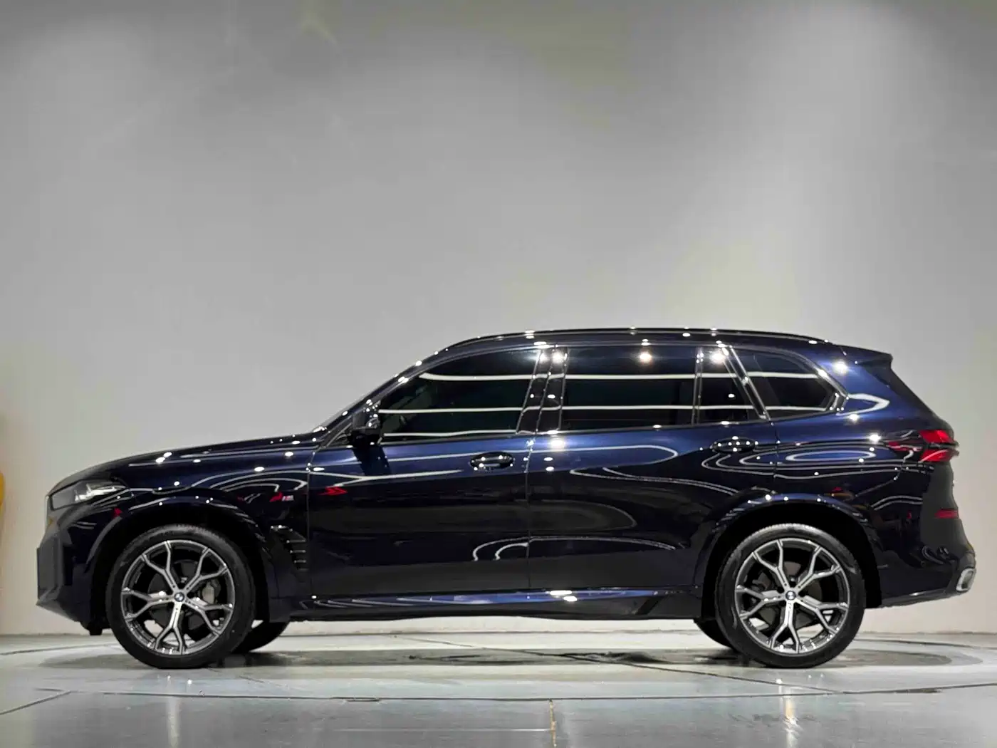 BMW X5 2023 xDrive 30Li Premium M Sport Black Night Package фото 17