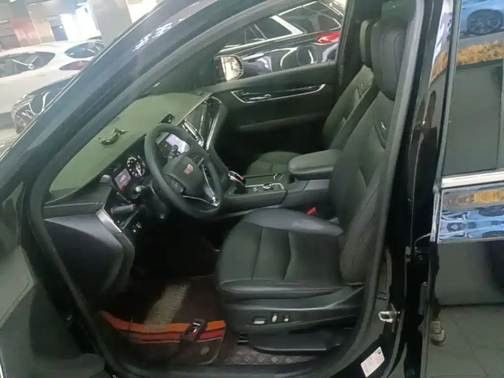 Фото 15 - Cadillac XT6