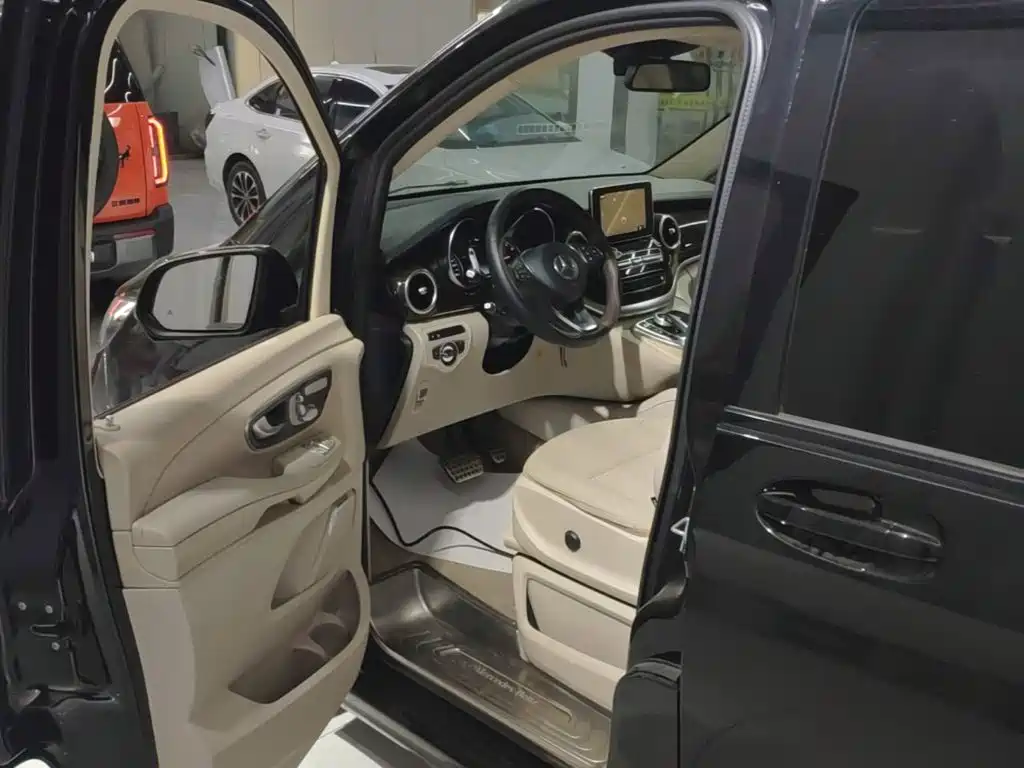 Фото 16 - Mercedes-Benz V-Class