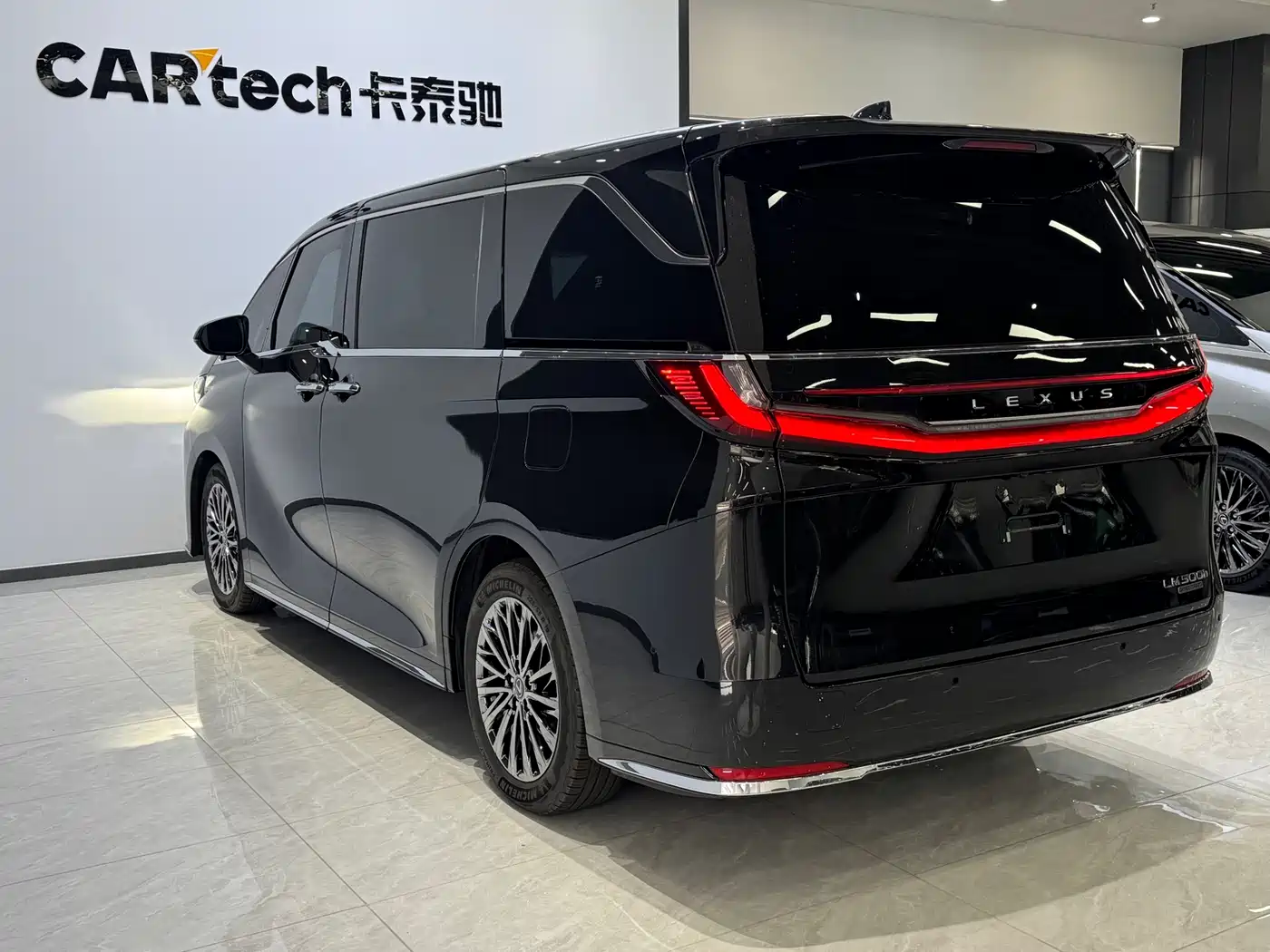 Lexus LM 2023 500h 6-Seater Prestige Edition фото 7
