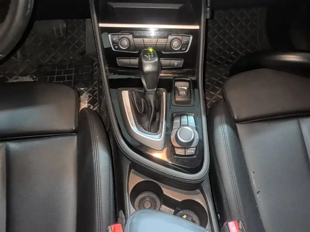 BMW 2 Series Touring 2016 218i Sport Design Package фото 14