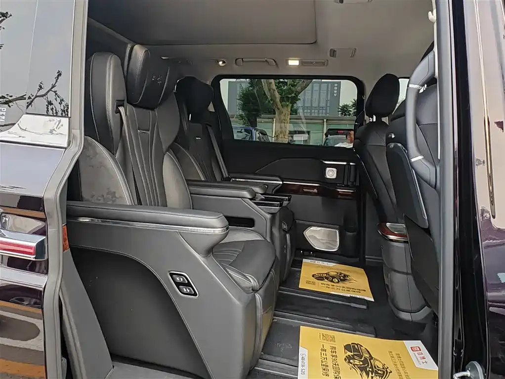 Hongqi HQ9 2023 2.0T Smart Connect Flag Smooth Edition фото 15