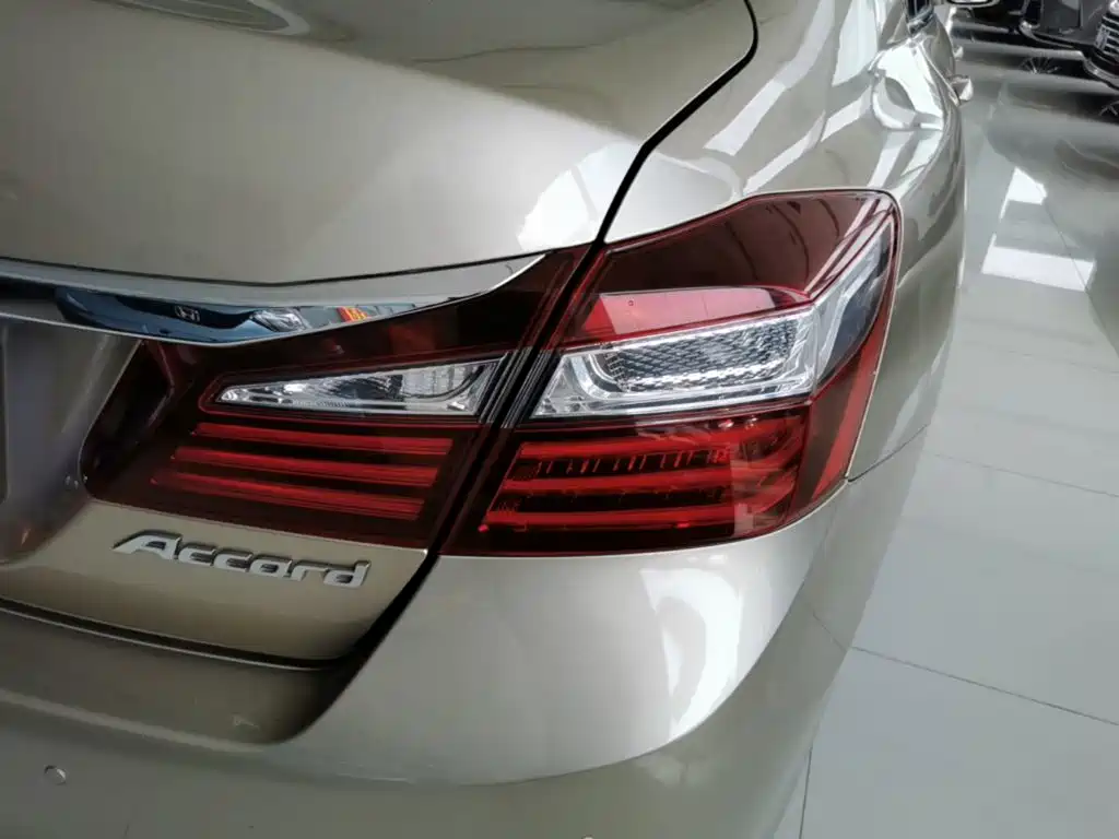 Фото 8 - Honda Accord