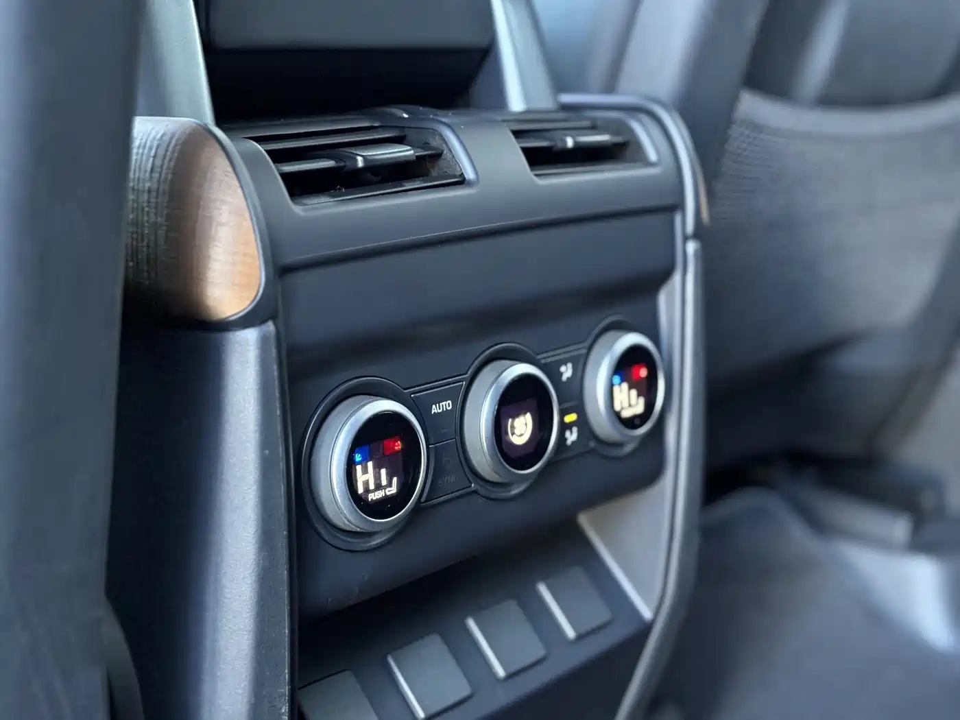 Land Rover Defender 2023 Model 110 3.0T P400 X-DYNAMIC HSE фото 14