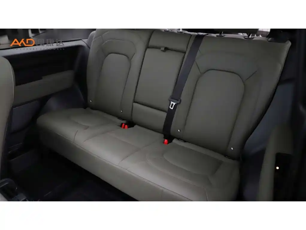 Land Rover Defender 2023 Model 90 2.0T P300 SE фото 7
