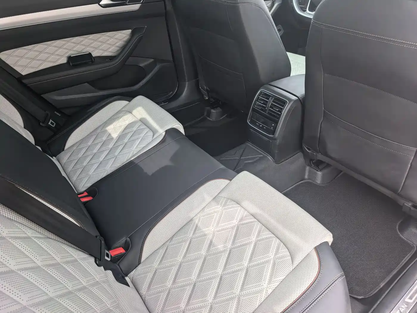 Volkswagen Magotan 2023 Model 2 Million Commemorative Edition 330TSI DSG Luxury фото 5